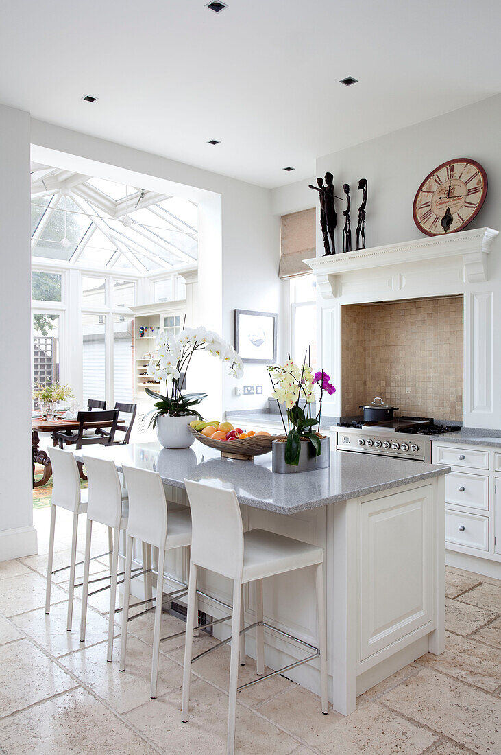 Frühstücksbar aus Marmor in einer modernen Küche mit Anbau in einem Londoner Einfamilienhaus, UK