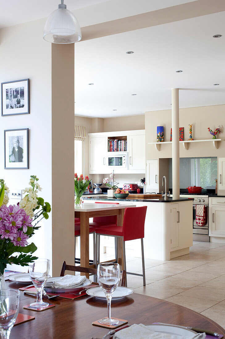 Blick vom Esszimmer in die Küche eines Einfamilienhauses in Herefordshire England UK