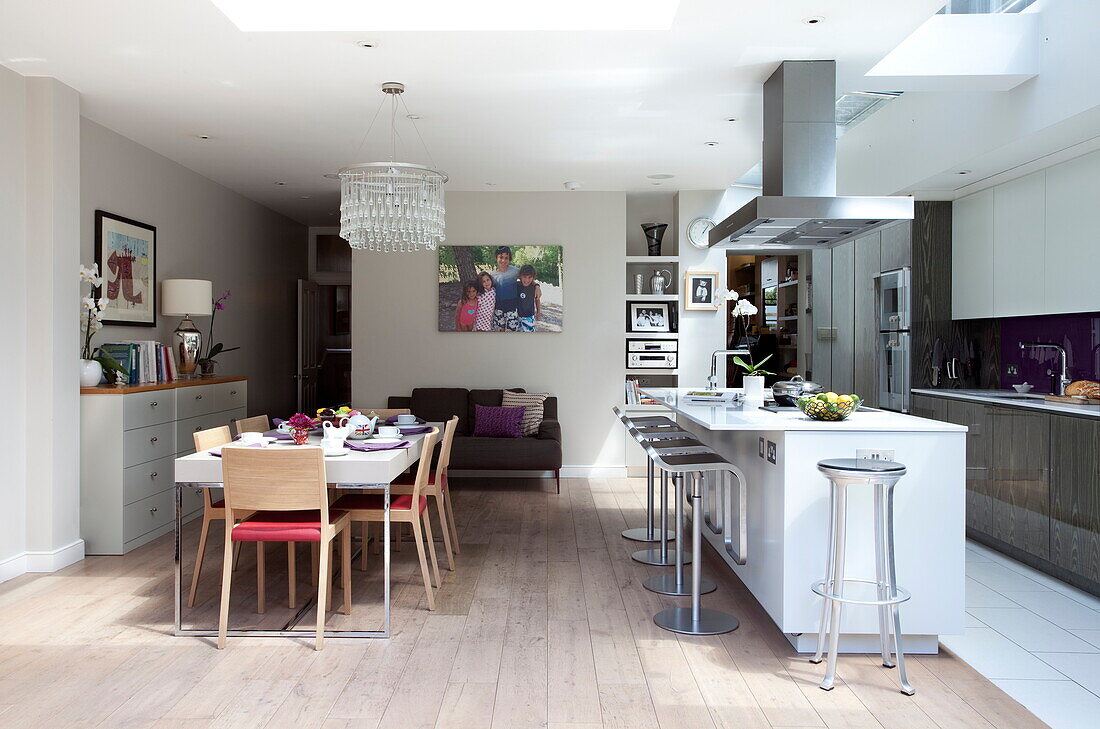 Offene Küche und Esszimmer in einem modernen Londoner Stadthaus, England, UK