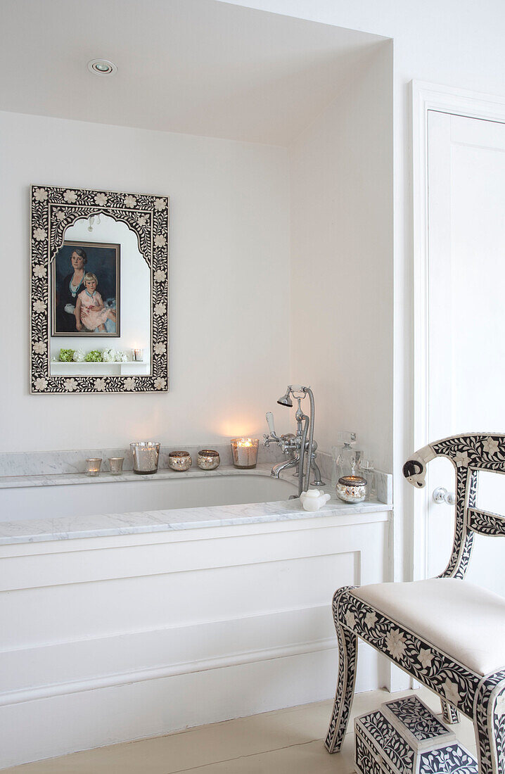 Silberne Kerzenständer auf einer Marmorbadewanne mit passendem Spiegel und Stuhlrahmen in einem Londoner Haus, Vereinigtes Königreich