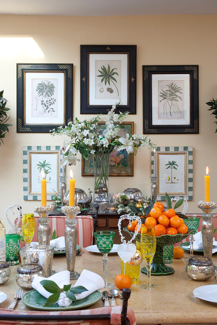Botanisches Kunstwerk mit einem für das Weihnachtsessen gedeckten Esstisch in einem Haus in London, Großbritannien