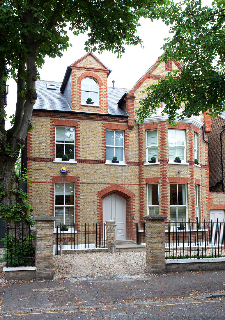 Schotterauffahrt und Fassade eines freistehenden Stadthauses in London, Vereinigtes Königreich