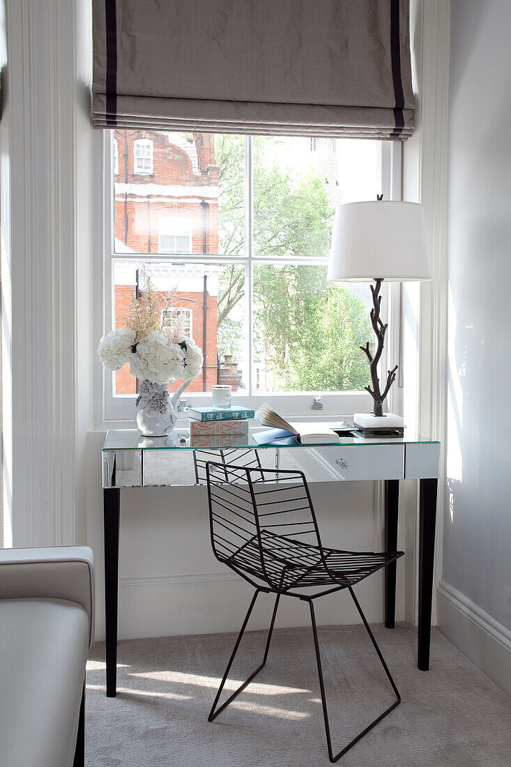 Verspiegelter Schreibtisch am Fenster in einer Londoner Wohnung, UK