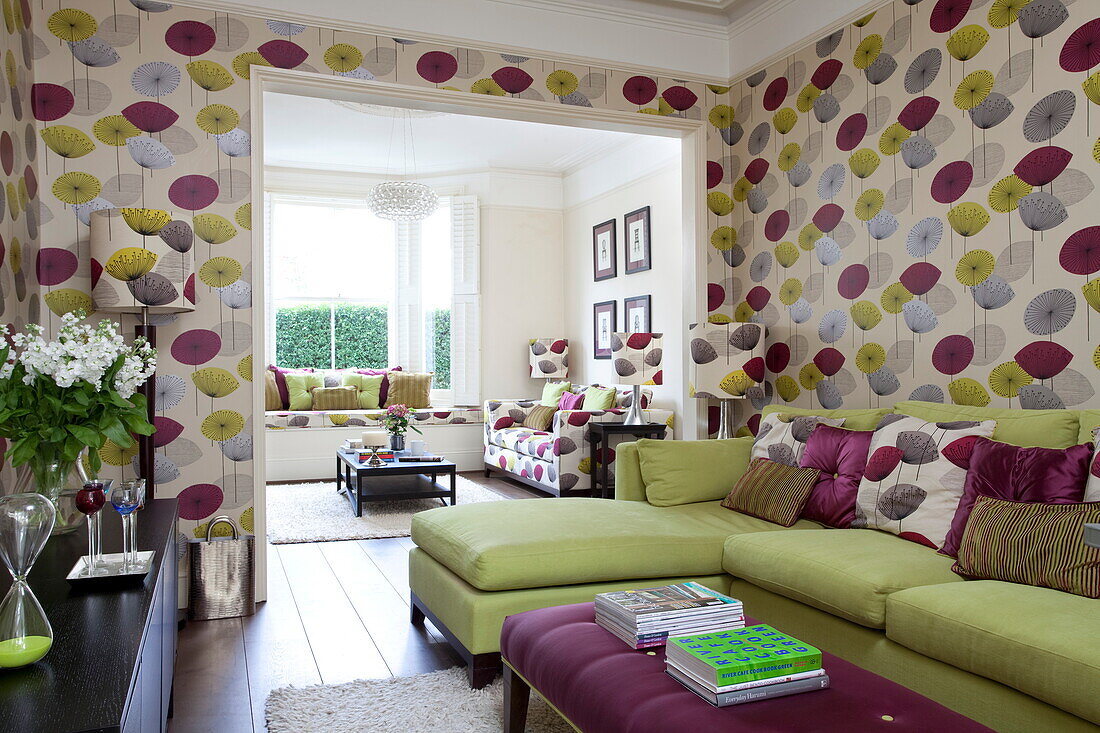 Tapete mit Blumendruck in einem Doppelzimmer eines modernen Londoner Stadthauses, England, UK