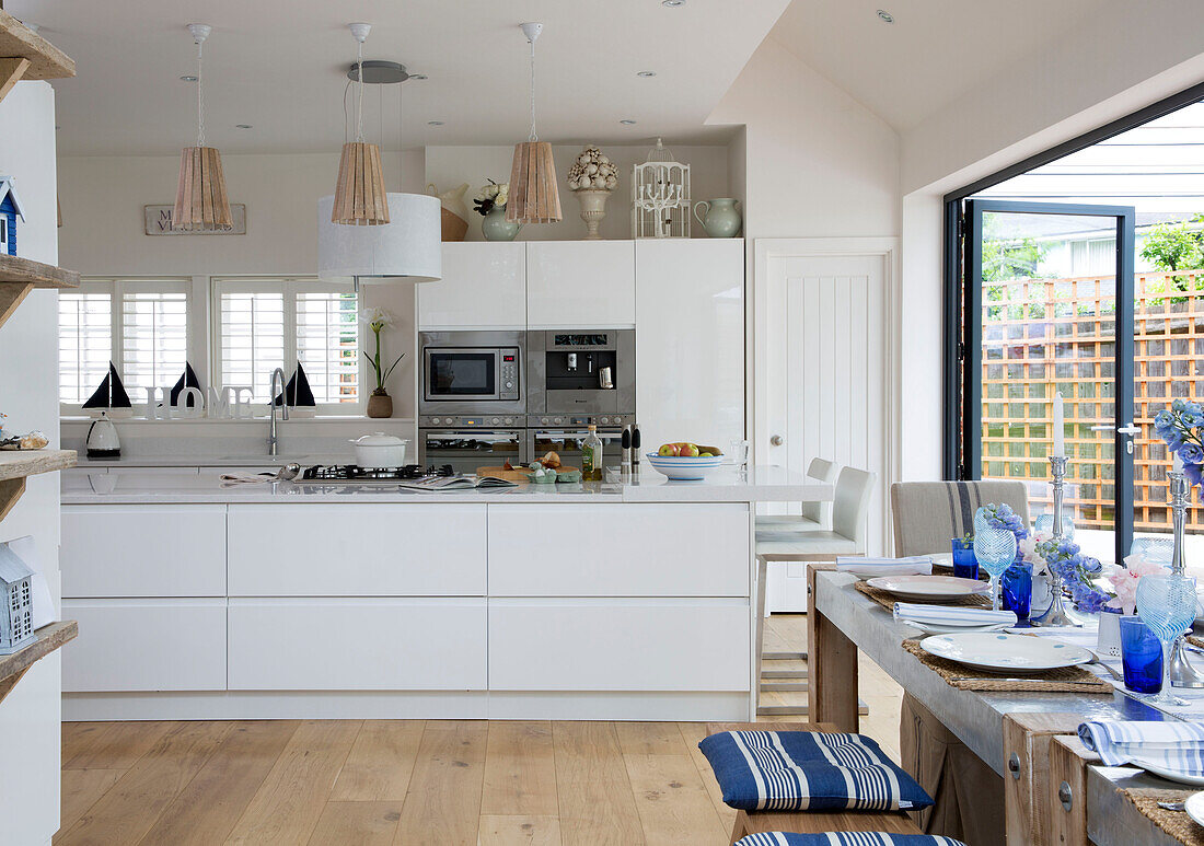 Blick auf eine moderne weiße Küche im offenen Anbau eines Hauses in Dulwich, London, England, UK