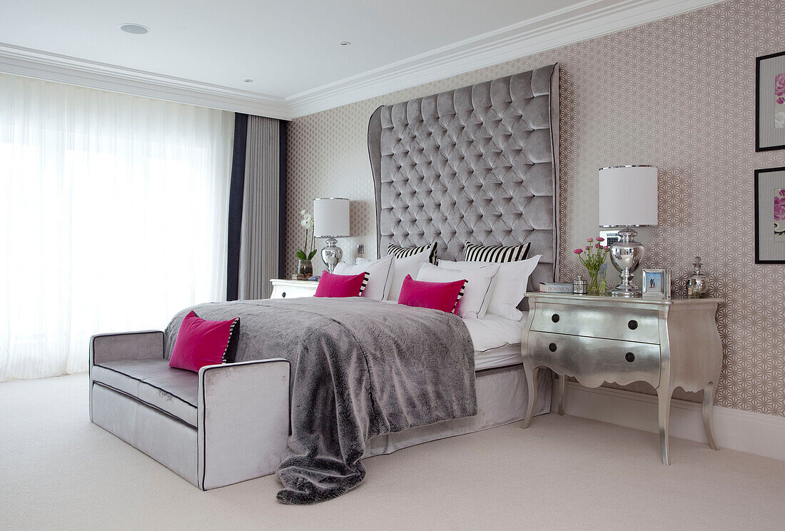 Rosa-graues Schlafzimmer mit silbernem Metall-Beistelltisch in einem modernen Landhaus in Surrey, England UK