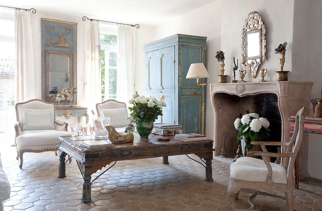Vintage-Möbel im Terrakotta-gefliesten Wohnzimmer der Wohnung in Mougins, Alpes-Maritime, Südfrankreich
