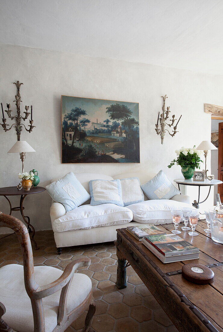 Weißes Sofa und Kunstwerk mit hölzernem Couchtisch in einer Wohnung in Mougins, Alpes-Maritime, Südfrankreich