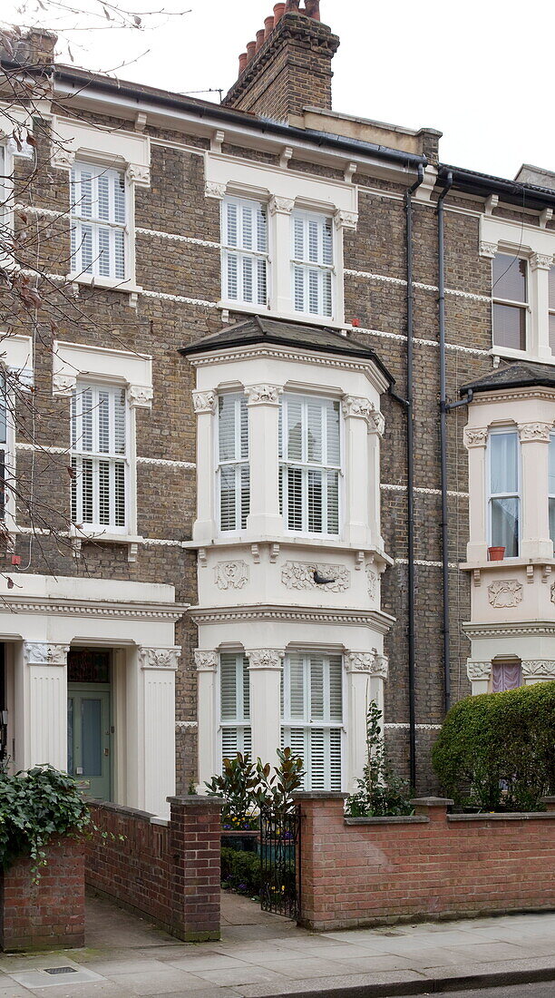 Dreistöckige Backsteinfassade eines Londoner Reihenhauses, England, UK