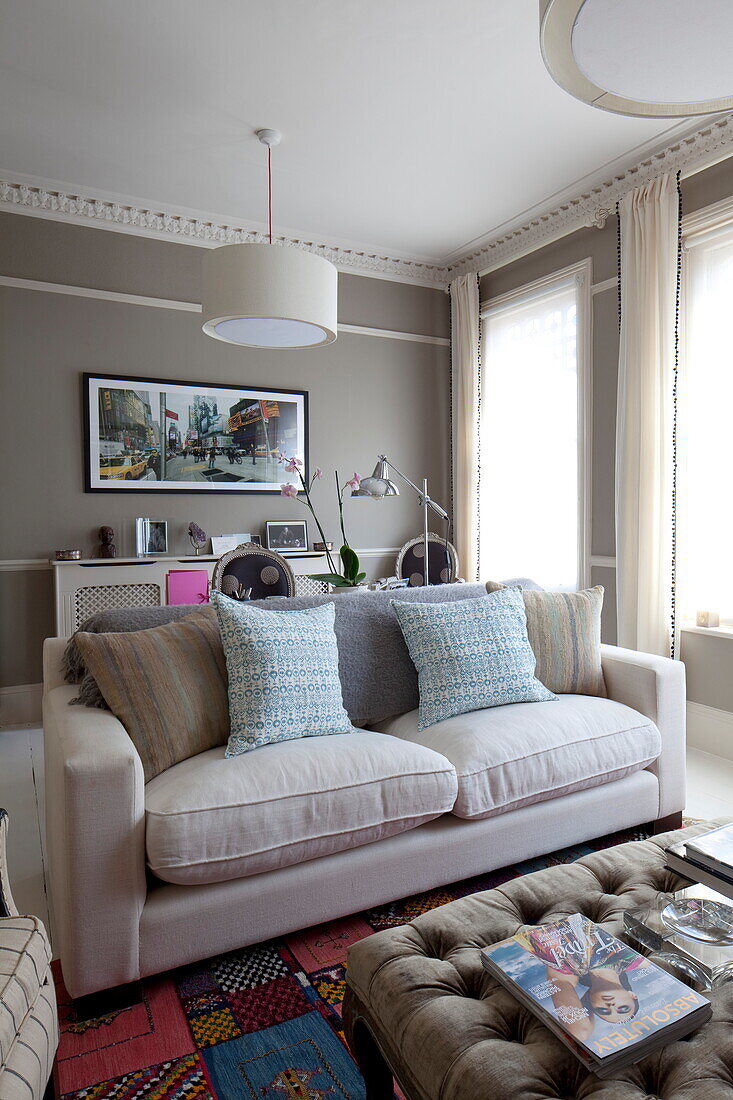 Zweisitziges Sofa im Wohnzimmer eines Hauses in London, England, UK