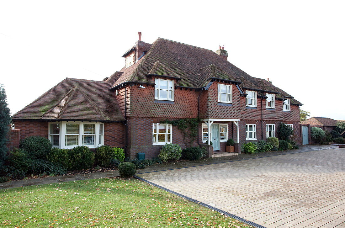Backsteinfassade und Auffahrt eines Einfamilienhauses in Kent, England, Vereinigtes Königreich