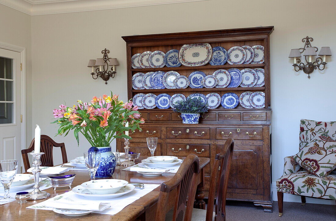 Esstisch und Kommode aus Holz mit blauem und weißem Porzellan in einem Einfamilienhaus in Kent England UK