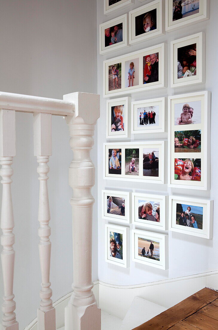 Familienfotos im Treppenhaus des Hauses einer Familie in Kent, England, UK