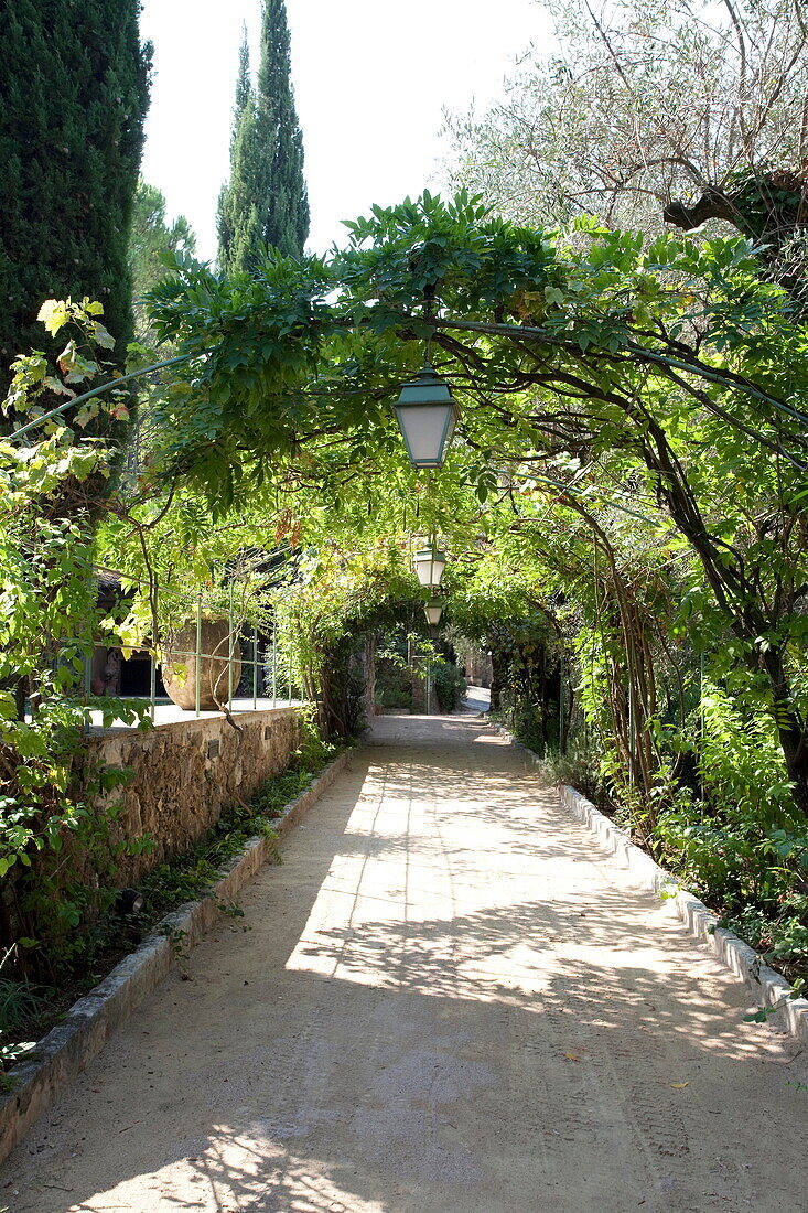 Sonnenbeschienene Pergola auf dem Gelände einer französischen Ferienvilla