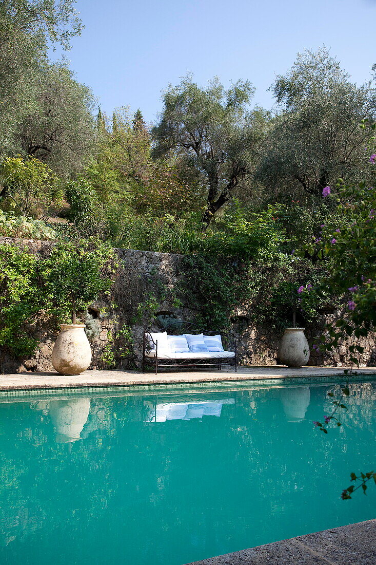 Sitzgelegenheiten am Pool in der Terrassenanlage einer französischen Ferienvilla