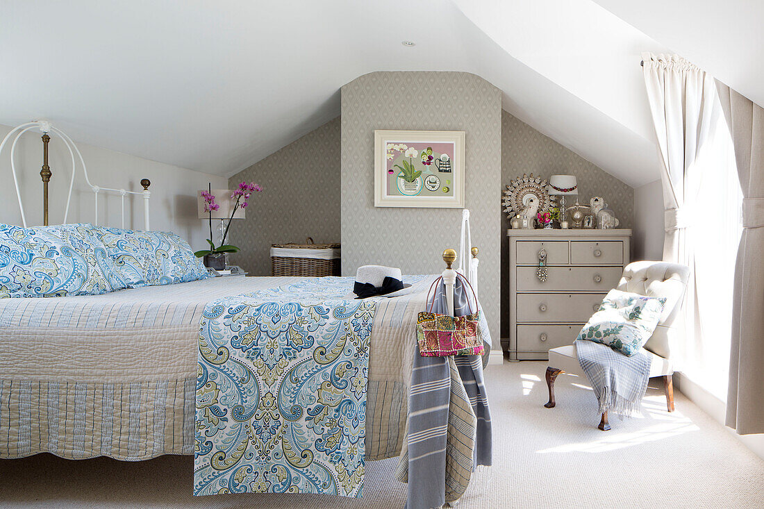 Blau gemusterter Stoff auf einem Doppelbett im Schlafzimmer eines Cottage in Dorset, England, UK