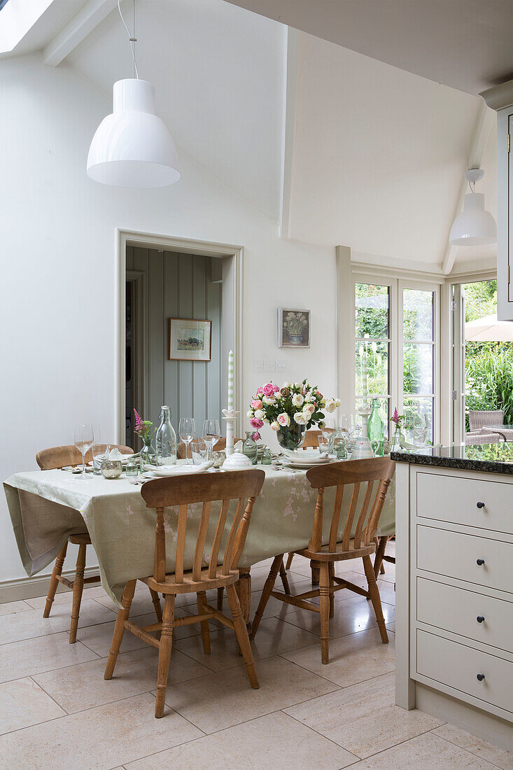 Holzstühle an einem Tisch für vier Personen in einem Haus in den Sussex Downs, England, UK