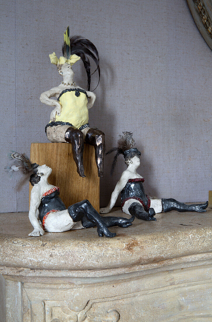 Tänzerinnen-Figuren auf einem Kaminsims aus Stein in einem Haus in Burwash, East Sussex, England UK