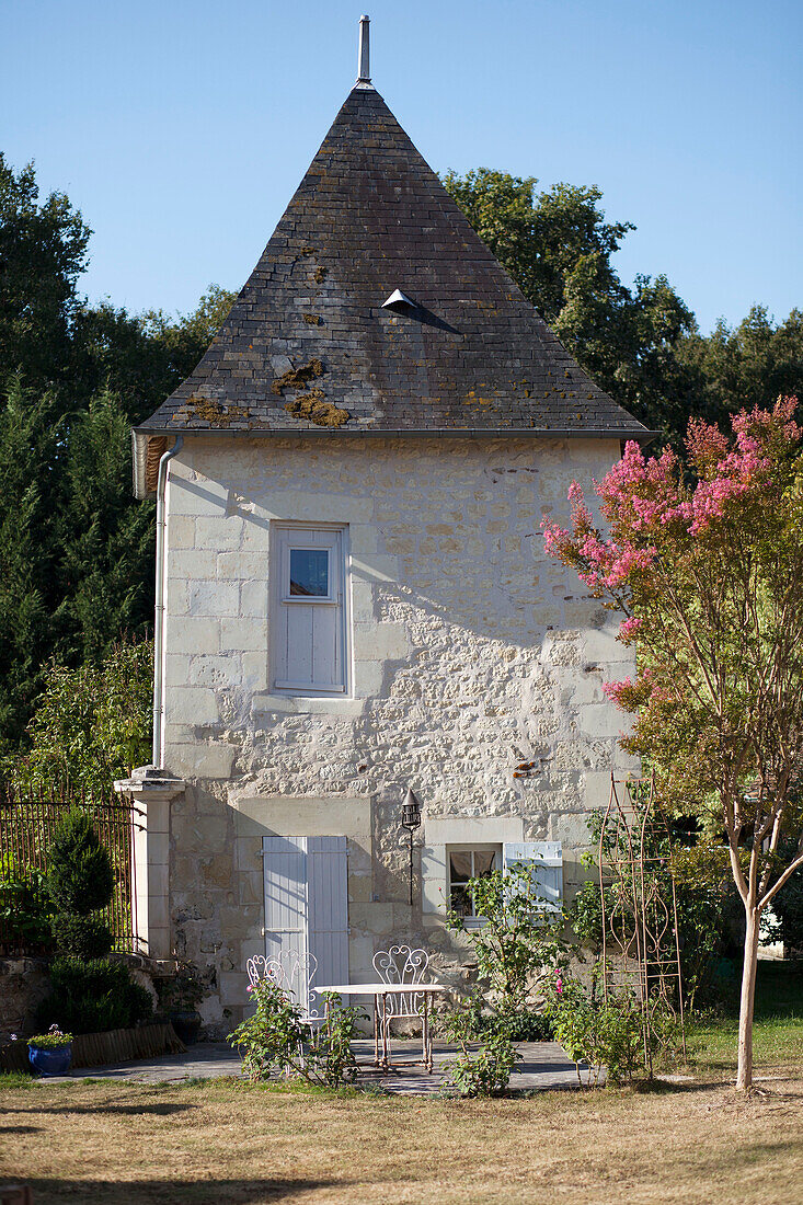 Sonnendurchflutetes Äußeres eines französischen Pförtnerhauses an der Loire, Frankreich