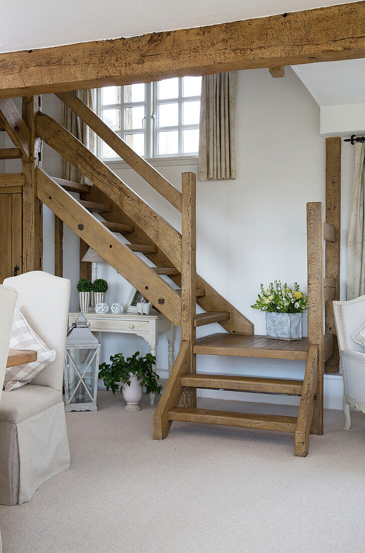 Holztreppe mit offener Stufe in einem Haus in West Mailing, Kent, England, UK