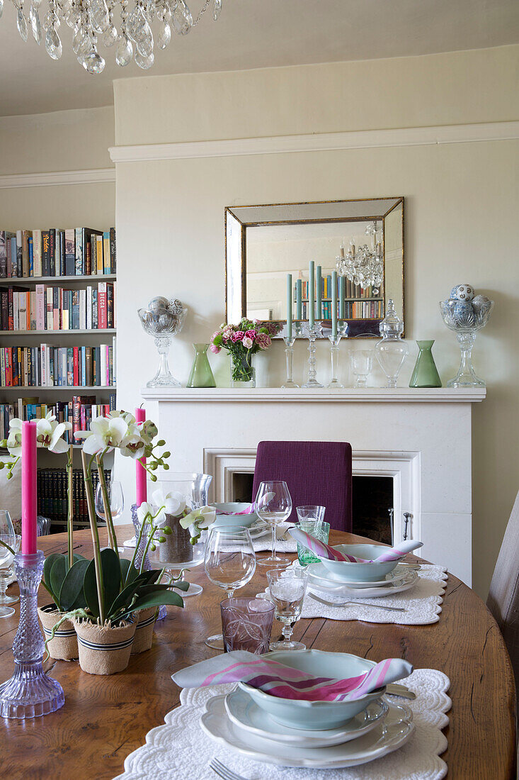 Hölzerner Esstisch mit Kamin und Bücherregal in einem Londoner Haus, England, UK