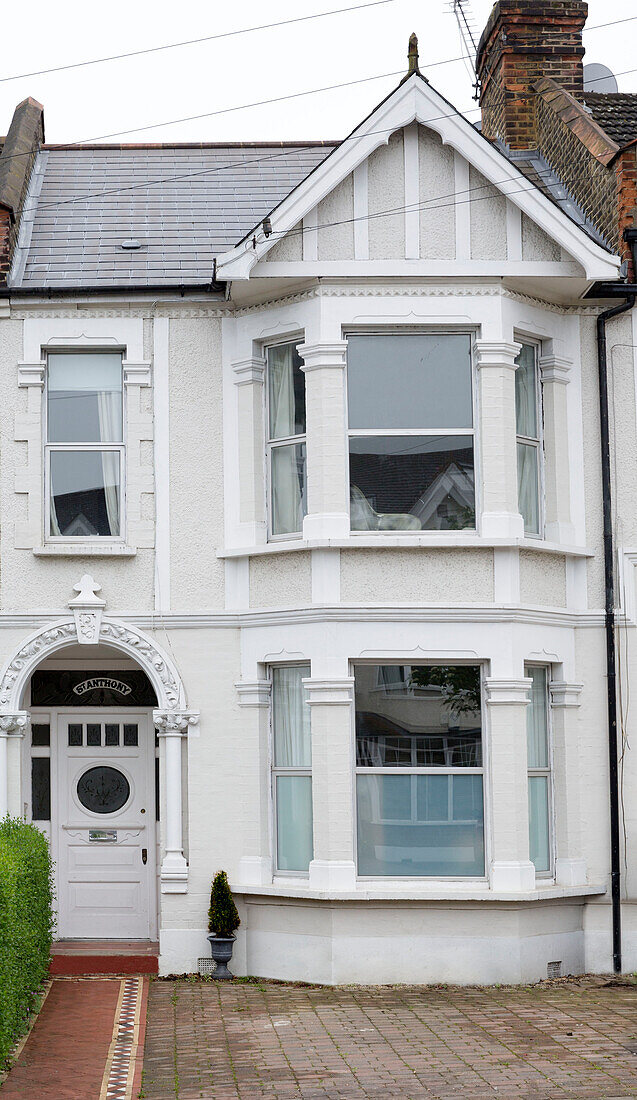 Londoner Stadthaus, Fassade mit Erkerfenster aus Milchglas, England, UK