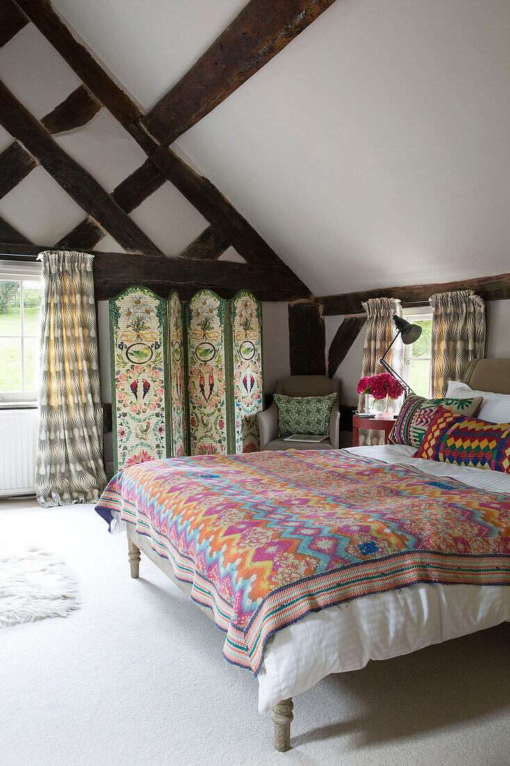 Gobelin-Bettdecke auf dem Doppelbett im Dachgeschoss eines Fachwerkhauses in Herefordshire, England, Vereinigtes Königreich