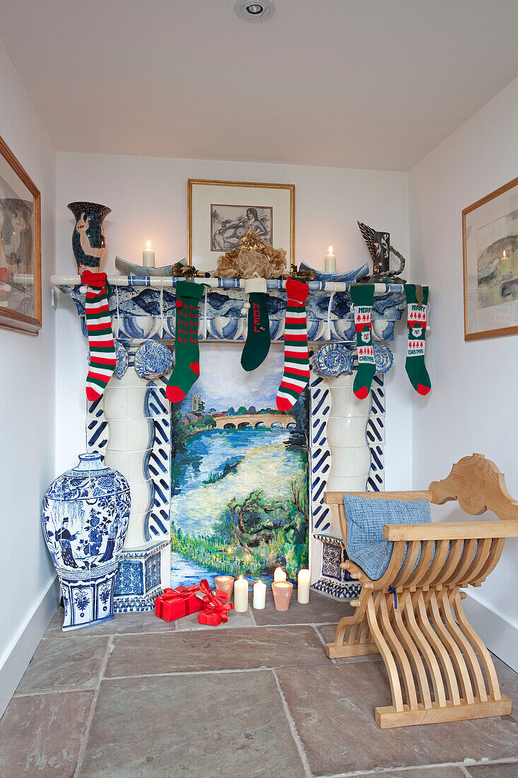 Weihnachtsstrümpfe mit einer chinesischen Vase und einem Holzsitz in einem Haus in den Chilterns, England, UK