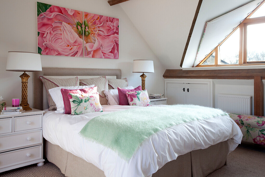 Hellgrüne Decke unter einem modernen Kunstwerk im Schlafzimmer eines Hauses in den Chilterns, England, UK