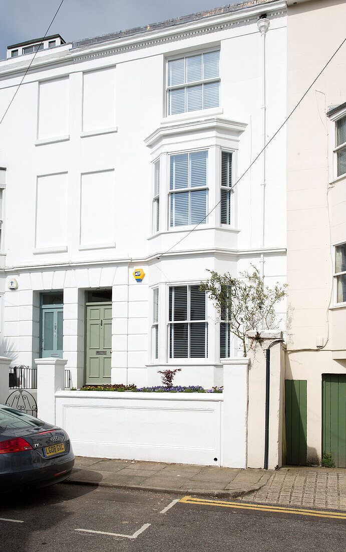 Dreistöckige Fassade eines Hauses in Brighton, East Sussex, England, UK