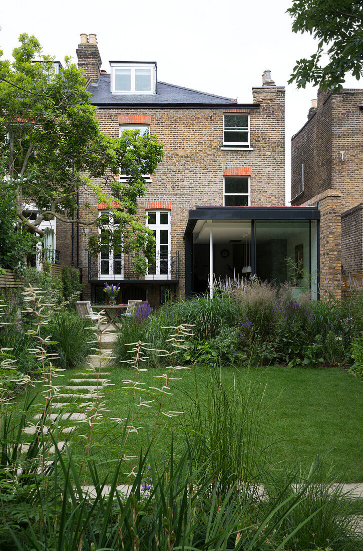 Hinterer Garten und Backsteinfassade eines Hauses in Oxfordshire England UK