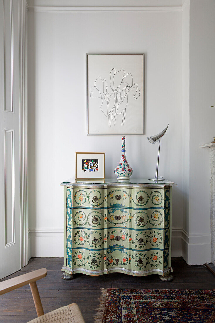 Handbemalter Beistelltisch mit Kunstwerk in einem Wohnzimmer in Oxfordshire, England UK