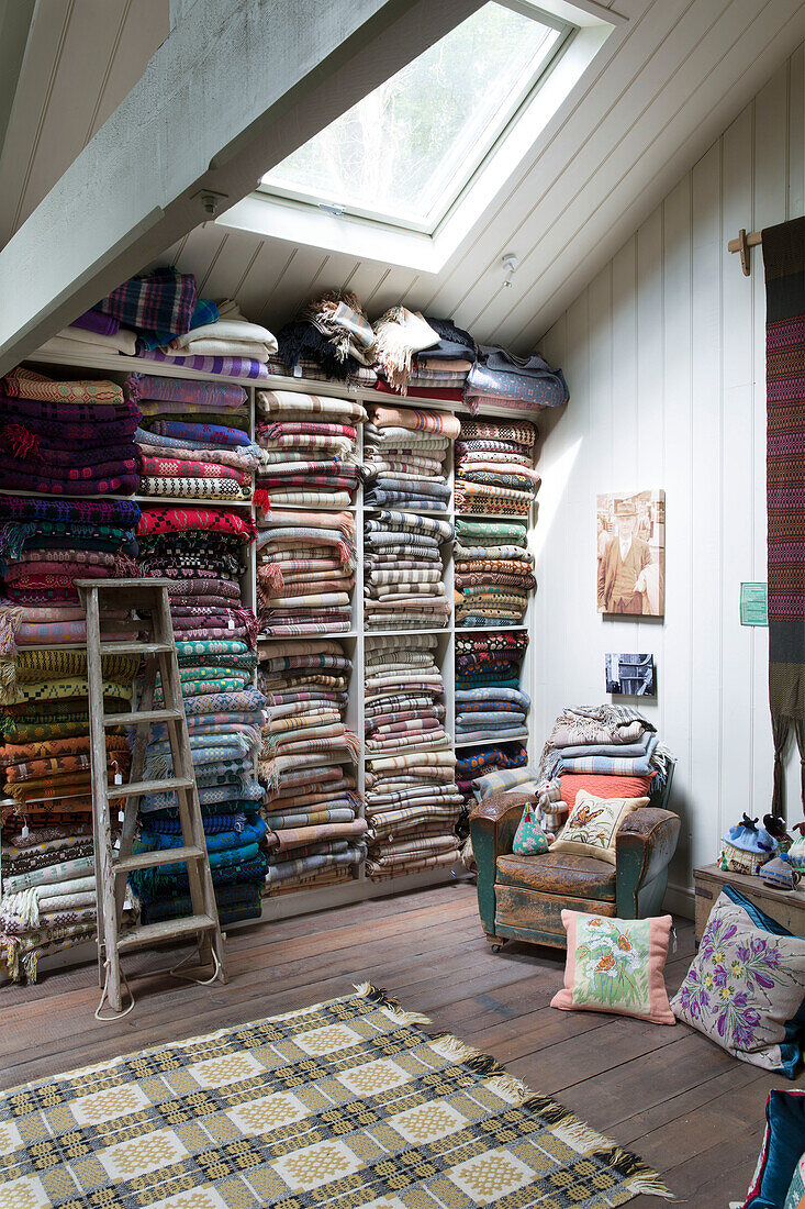 Wolldecken auf Lagerregalen in einem Geschäft in Ceredigion, Wales, UK