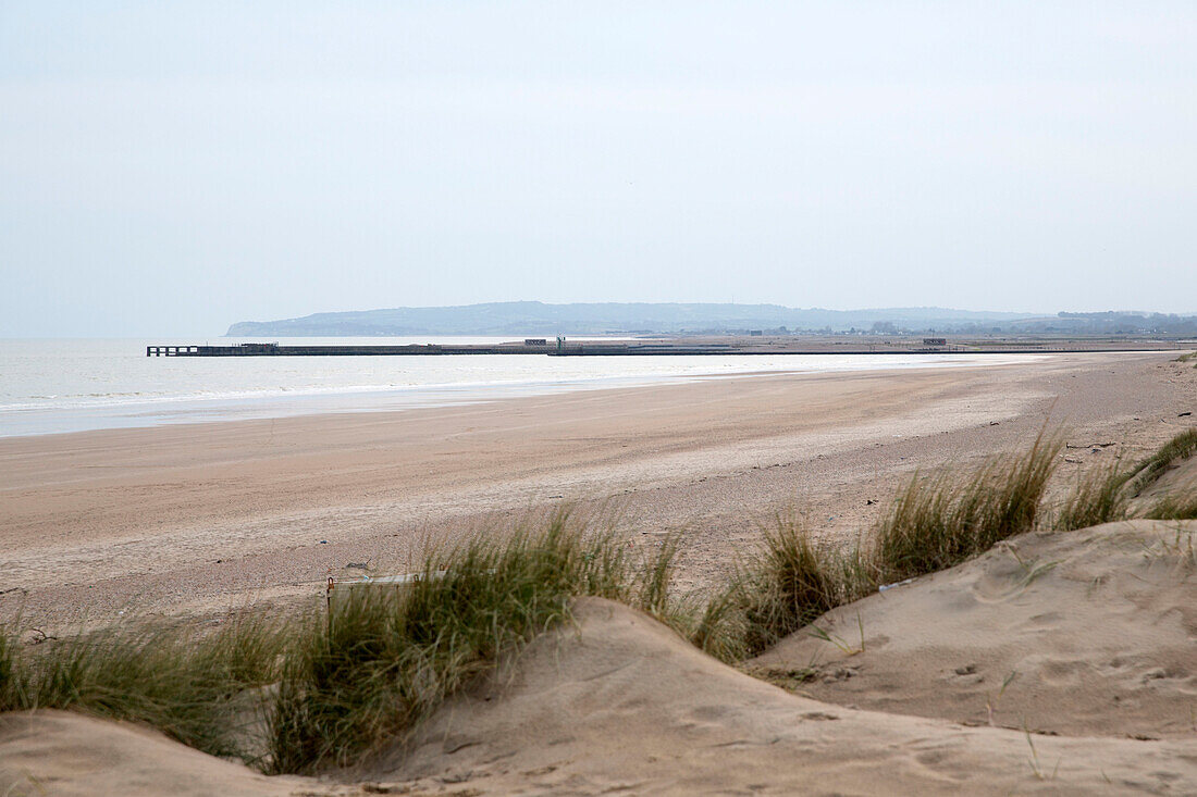 Windgepeitschte Sanddünen auf Camber Sands East Sussex England UK