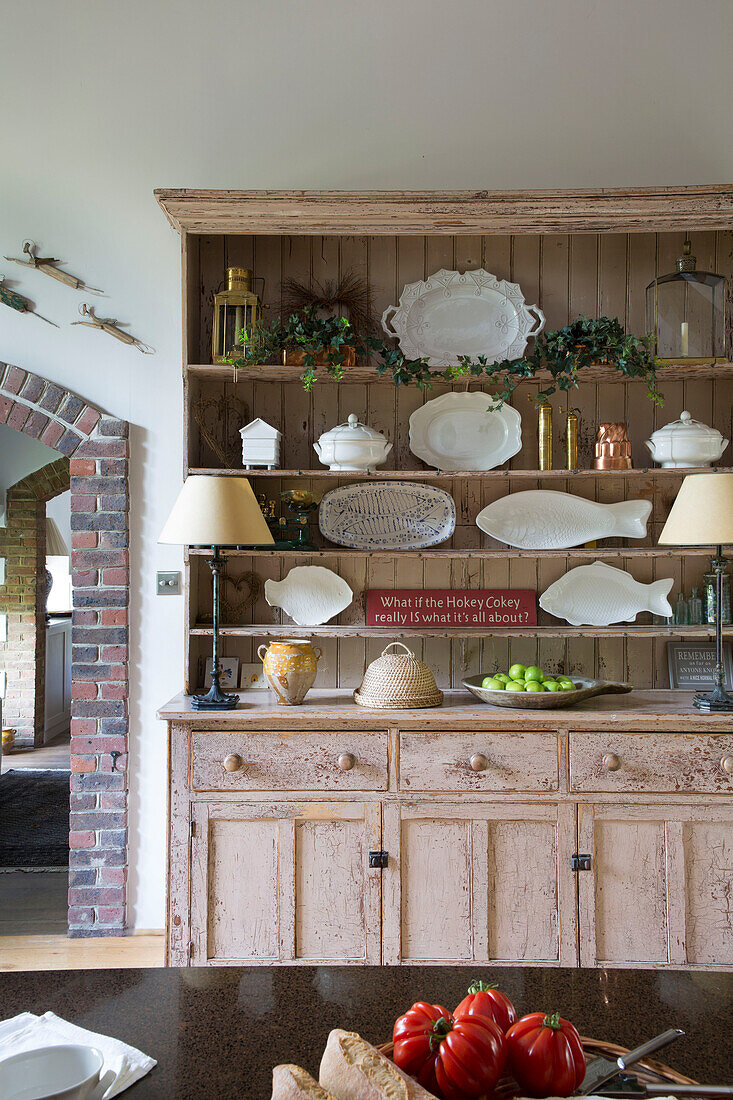 Serviergeschirr auf einer Küchenkommode in einer Bauernhausküche, UK