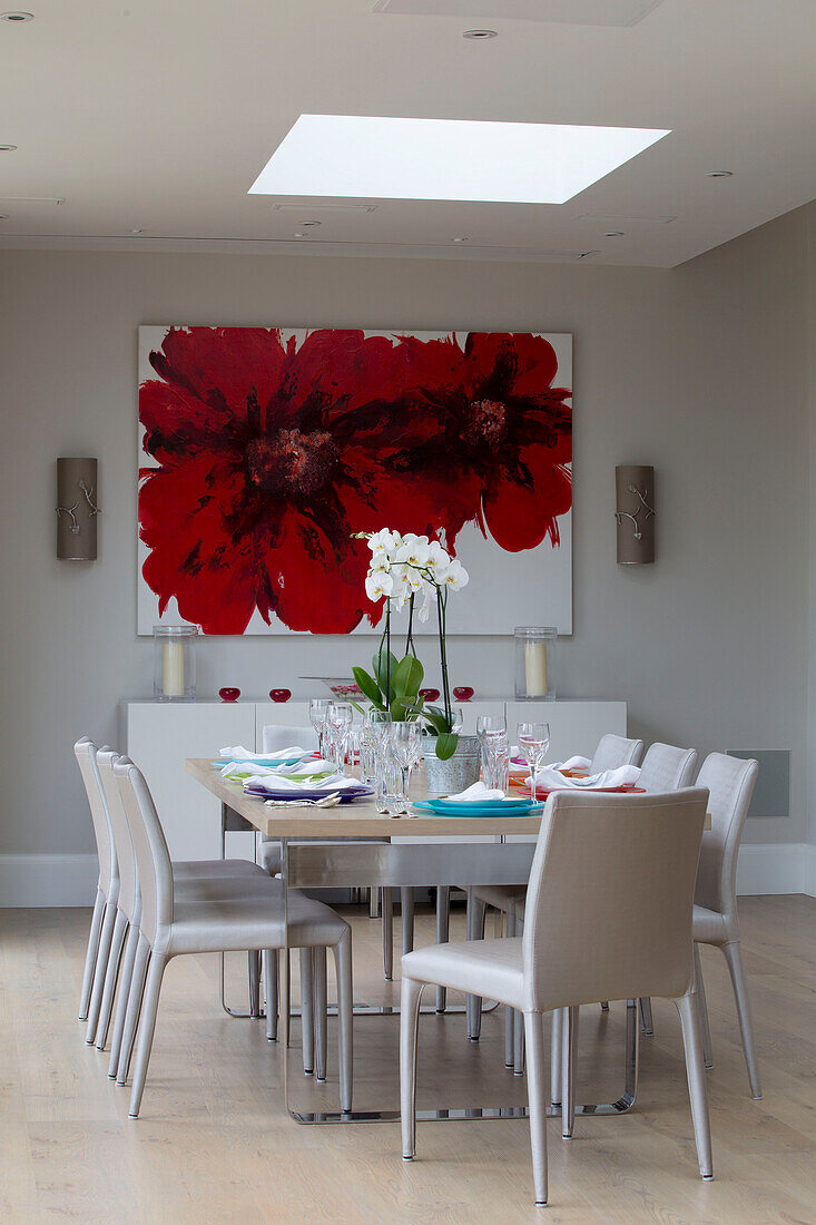Großes rotes Blumentuch mit Esstisch unter dem Dachfenster in einem Haus im Vereinigten Königreich