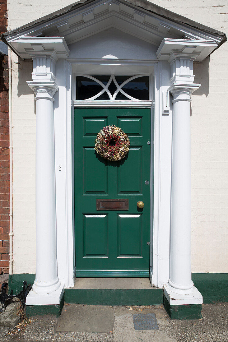 Blumenkranz an grüner Eingangstür eines Hauses in Berkshire, England, UK