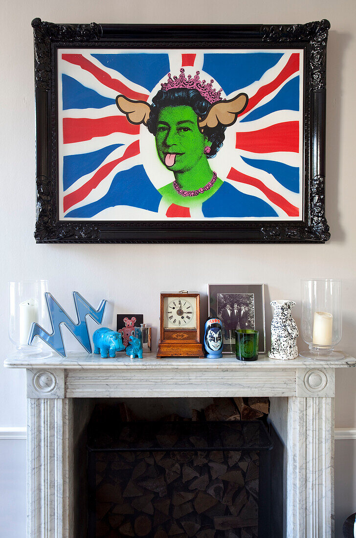 Satirisches Union Jack-Kunstwerk über dem Kamin in einem Londoner Stadthaus, England, UK