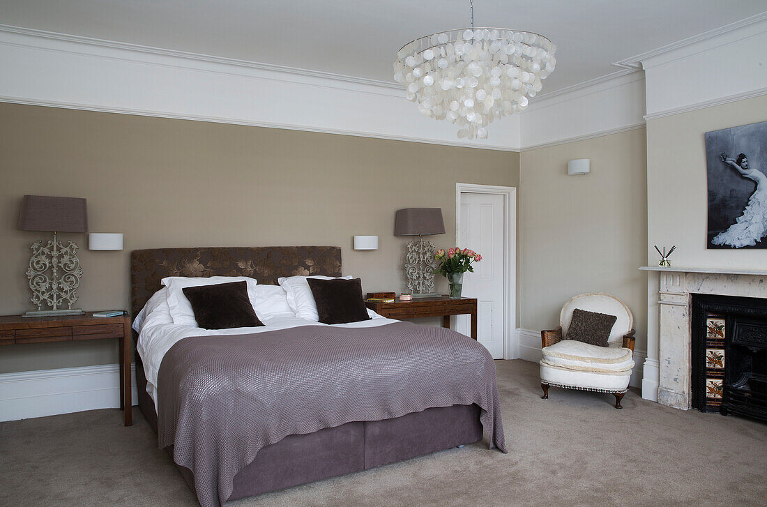 Doppelbett mit passenden Lampen und ehrlichem Lampenschirm in einem modernen Haus in Sussex, England, Vereinigtes Königreich