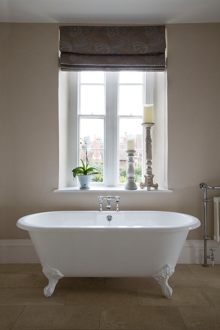 Klassische freistehende Badewanne am Fenster eines Hauses in Surrey, England, UK