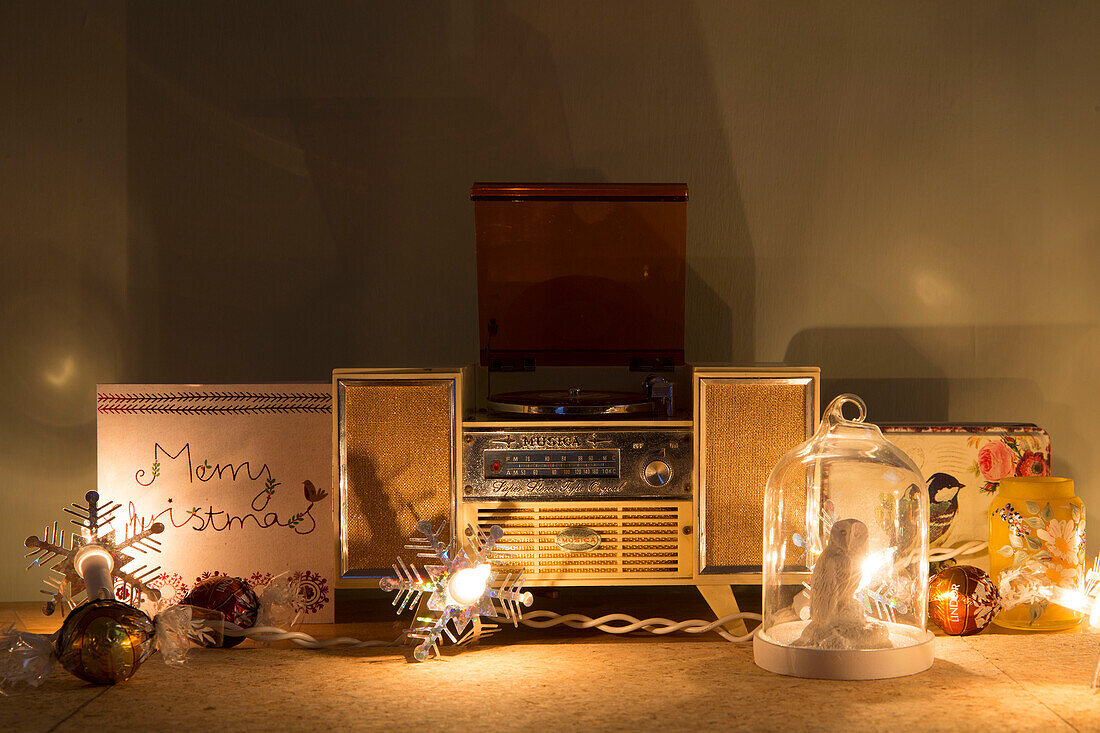 Vintage-Schallplattenspieler mit Lichterketten in einem Haus in Dronfield, Derbyshire, England, Vereinigtes Königreich
