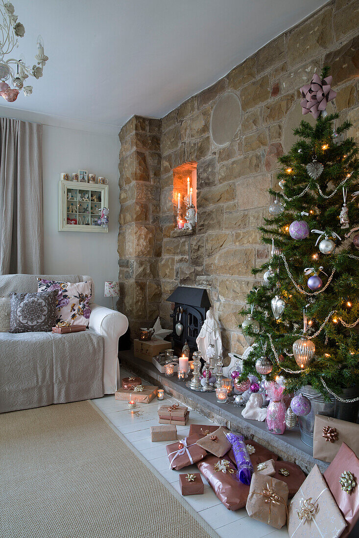 Weihnachtsgeschenke unter dem Baum im Wohnzimmer von Laughton Sheffield UK