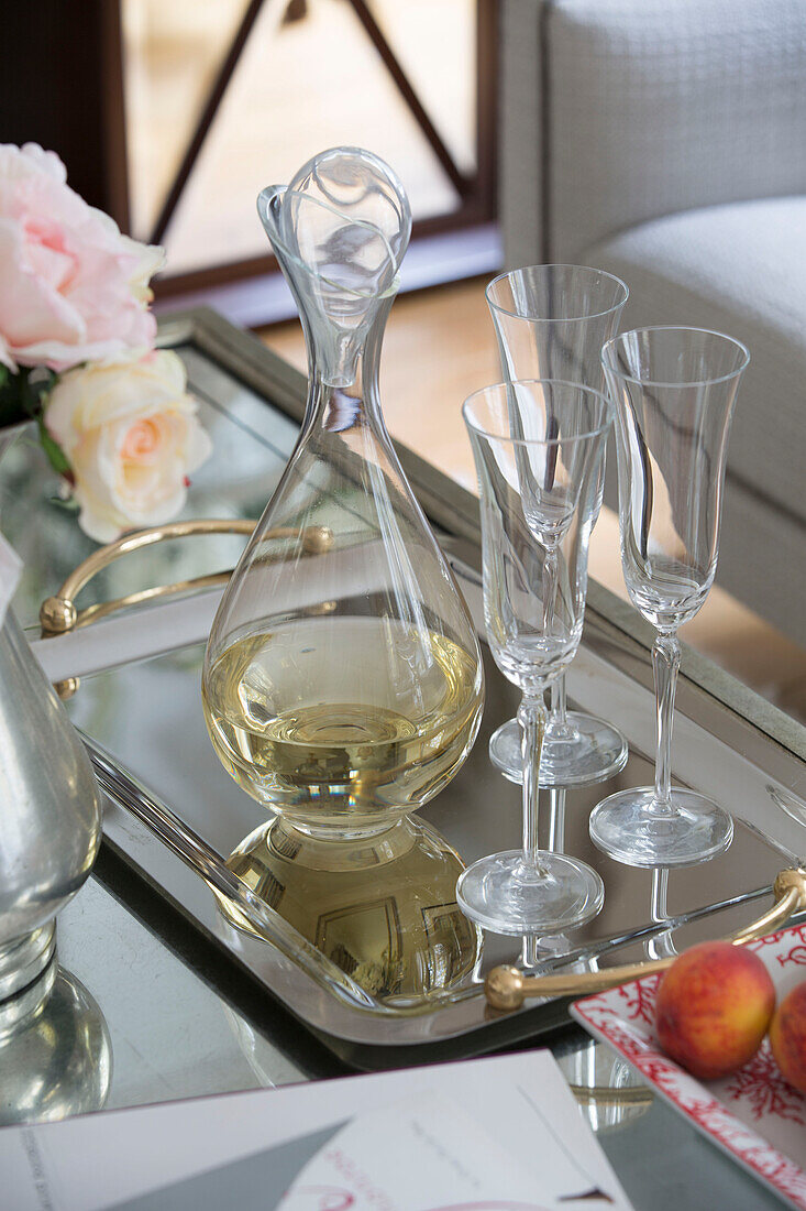 Weißwein mit Gläsern und Karaffe auf Silbertablett auf Couchtisch in London home England UK