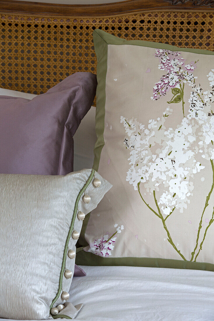 Blumenkissen mit Perlenpassepartout auf dem Bett in einem Londoner Haus England UK