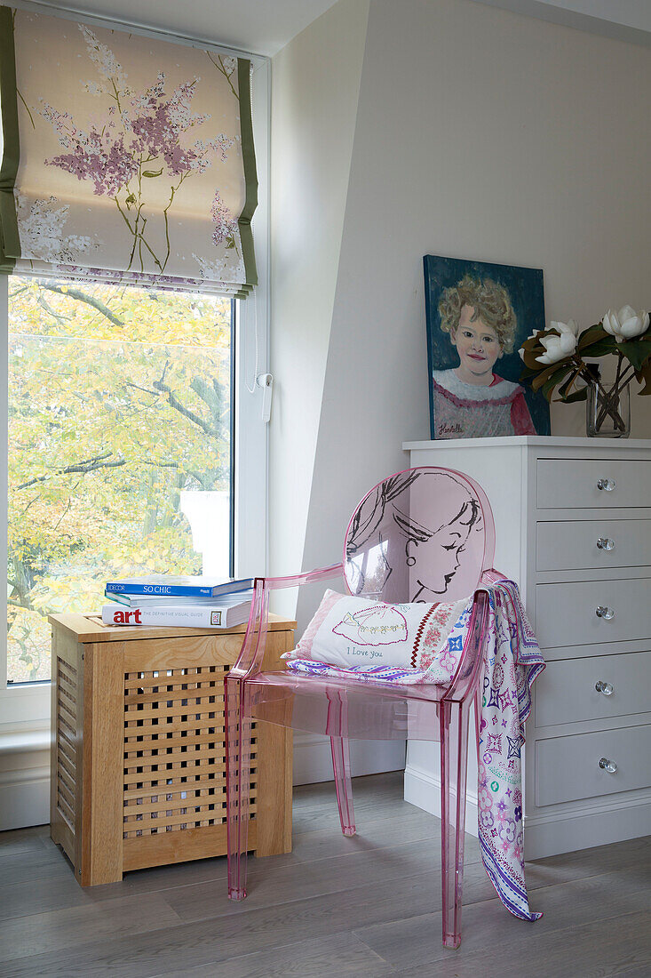 Rosa Ghost Stuhl mit Wäschebox am Fenster des Mädchenzimmers in London home England UK
