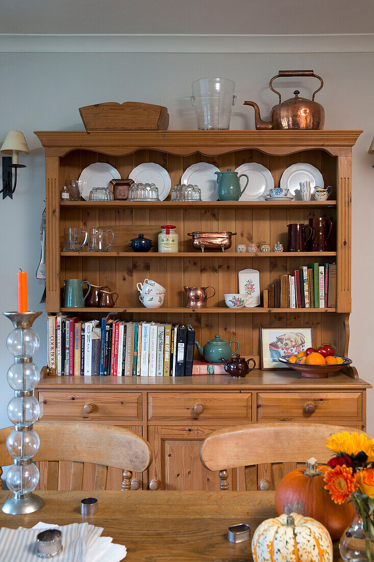 Haushaltswaren und Rezeptbücher auf hölzerner Küchenkommode in einem Haus in London, England, UK