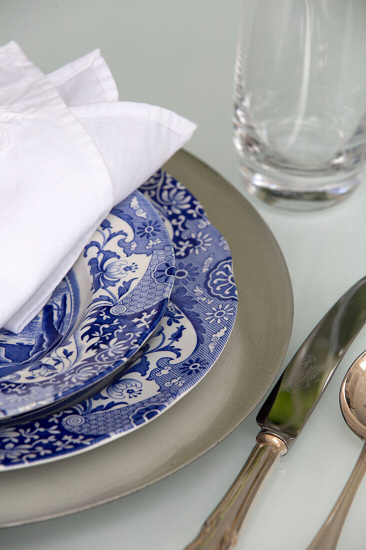 Blaues und weißes Porzellan mit Serviette und Besteck in einer Londoner Wohnung UK