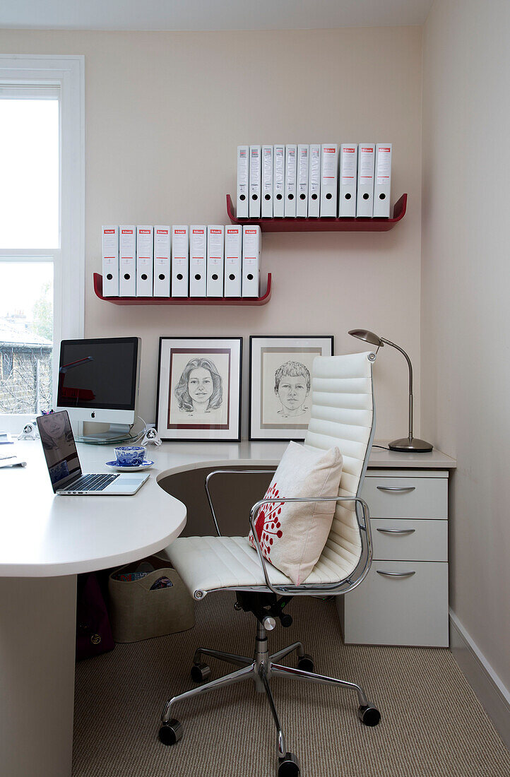 Weißer Ledersessel im Arbeitszimmer einer modernen Londoner Wohnung UK