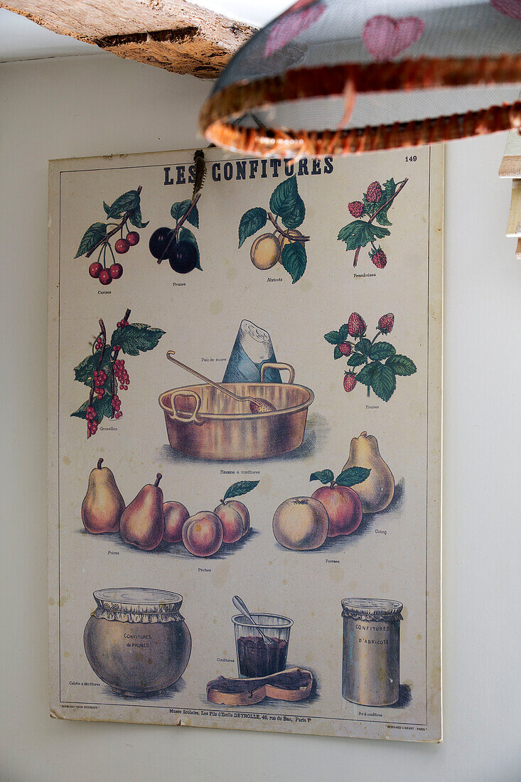 Französisches Marmeladenposter und Lampenschirm in einer britischen Bauernhausküche