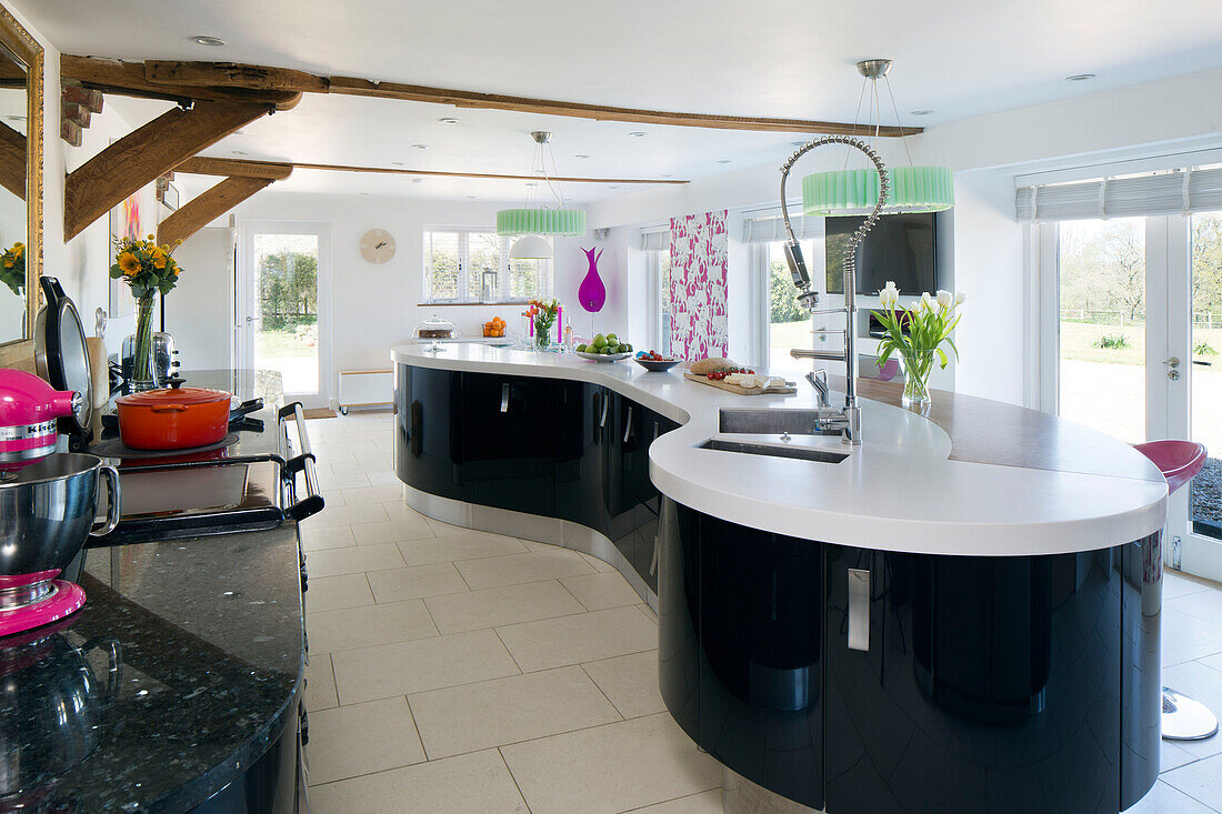 Schwarze Kücheninsel mit Spritzwasserhahn in einer geräumigen Küche in Sandhurst, Kent, England